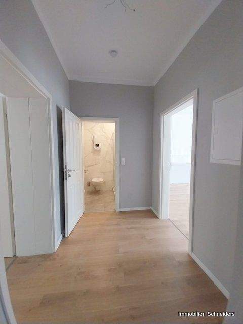 Düsseldorf-Flingern-Süd, Engelbertstraße - Komplett sanierte 2-Zimmer-Wohnung mit großer Sonnenterrasse zeitnah zu mieten !!