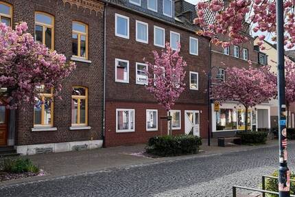 Geschmackvoll sanierte 2,5- Zimmer-Wohnung im Dachgeschoss in zentraler Lage