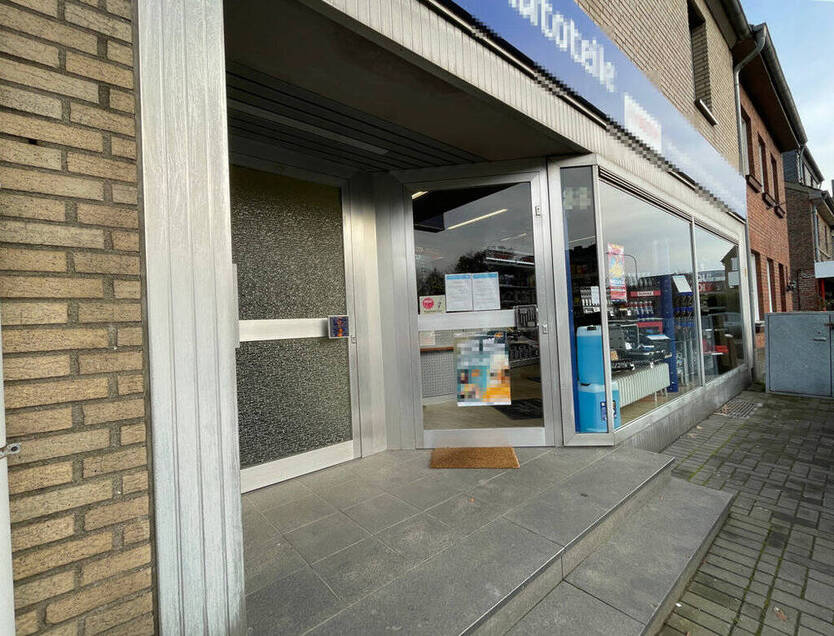 Gepflegtes Wohngeschäftshaus auf schönem Grundstück in belebter Lage