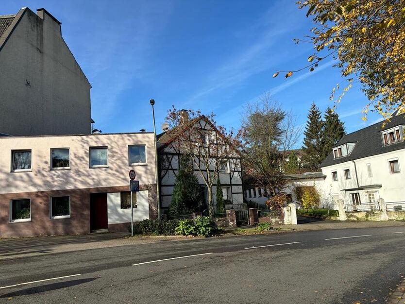Geräumiges 12-Zimmer Einfamilienhaus mit Anbau und großem Garten