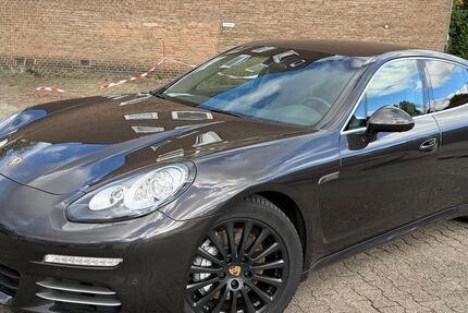 Porsche Panamera 124.111 km 28.900 € Düsseldorf 40597