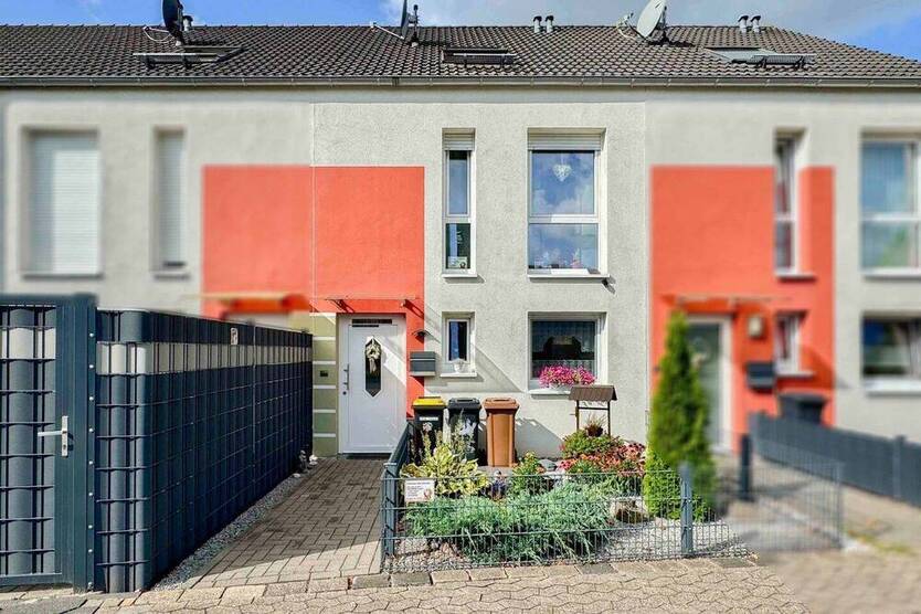Modernes Reihenmittelhaus mit kleinem Garten und Einzelgarage in Ratingen - KfW 70 Effizienz!
