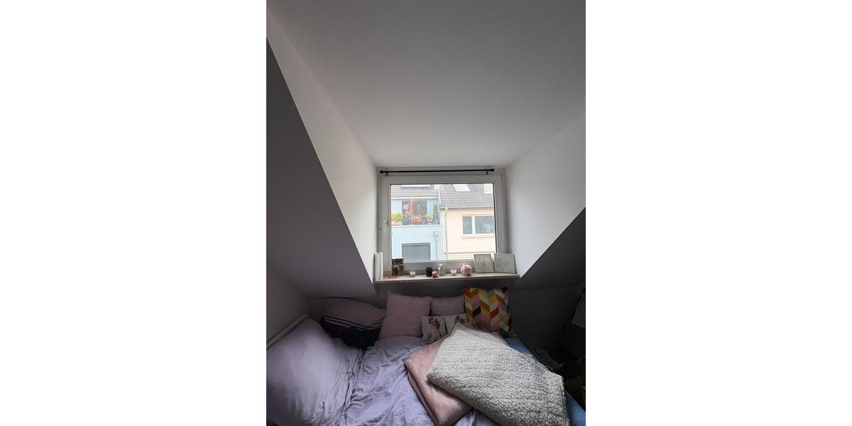 Dachgeschoßwohnung Köln Ehrenfeld - 3 Zimmer, 15 m&sup2;, 800&euro; | Angebot:26524883