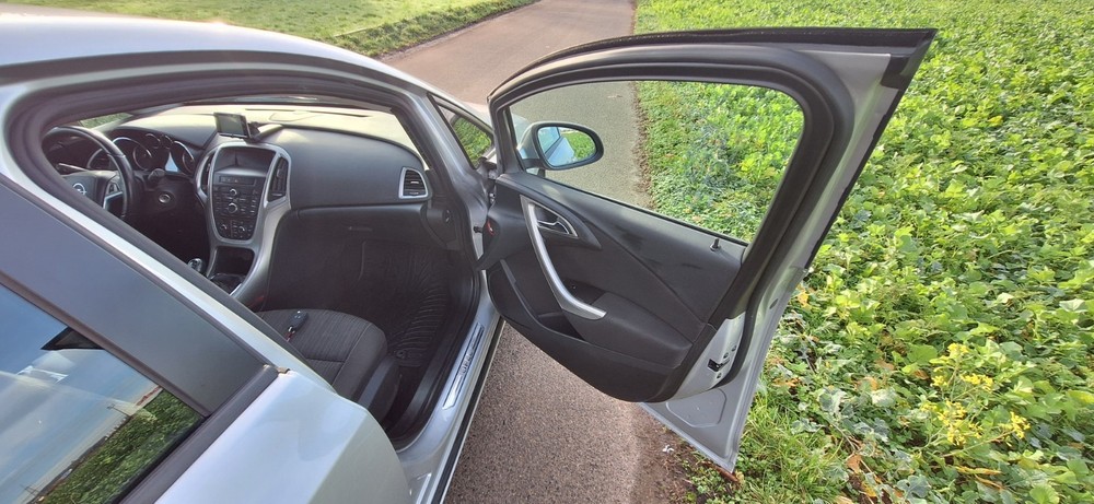 Opel Astra 95.000 km 5.900 € Köln 50667