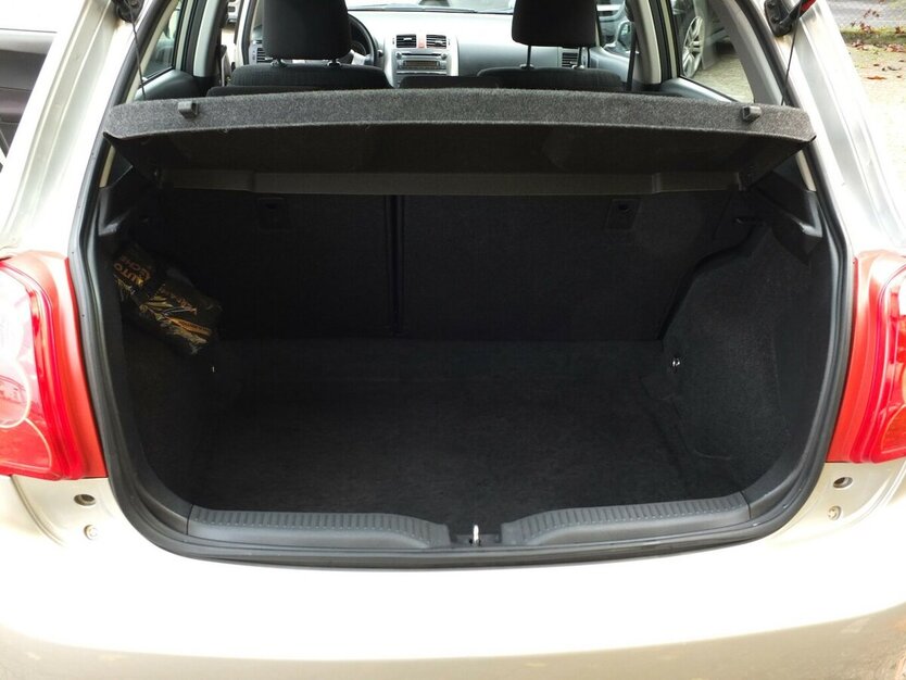 Toyota Auris 1.6i SOL ALLE INSPEKTIONEN GARAGENWAGEN 174.885 km 5.704 € Köln 50858