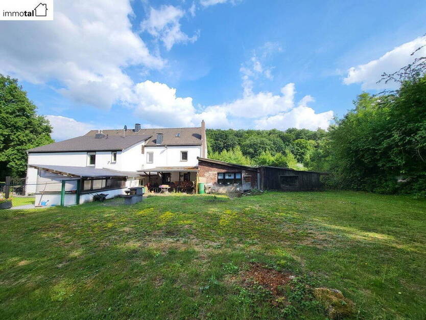 Charmantes Mehrfamilienhaus in Waldrandlage mit großem Grundstück und Ausbaupotenzial