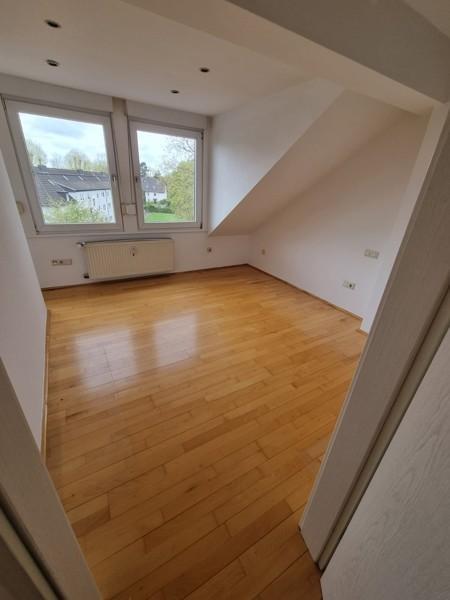 Ratingen: Tolle Dachgeschosswohnung mit großem Wohnraum und Parkettboden zimmer