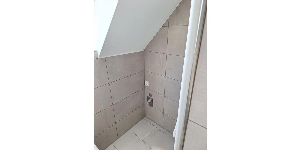 Dachgeschoßwohnung Langenfeld (Rheinland) - 2 Zimmer, 70 m&sup2;, 1.200&euro; | Angebot:26214129