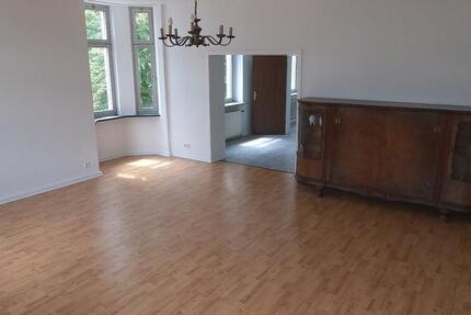 Stilvoll wohnen im Altbau – Großzügige 3,5-Zimmer-Wohnung mit Cha