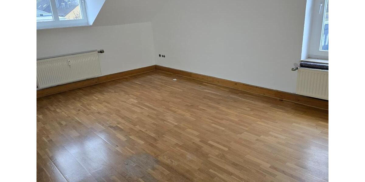 Dachgeschoßwohnung Wuppertal Unterbarmen - 4 Zimmer, 120 m&sup2;, 800&euro; | Angebot:25961303