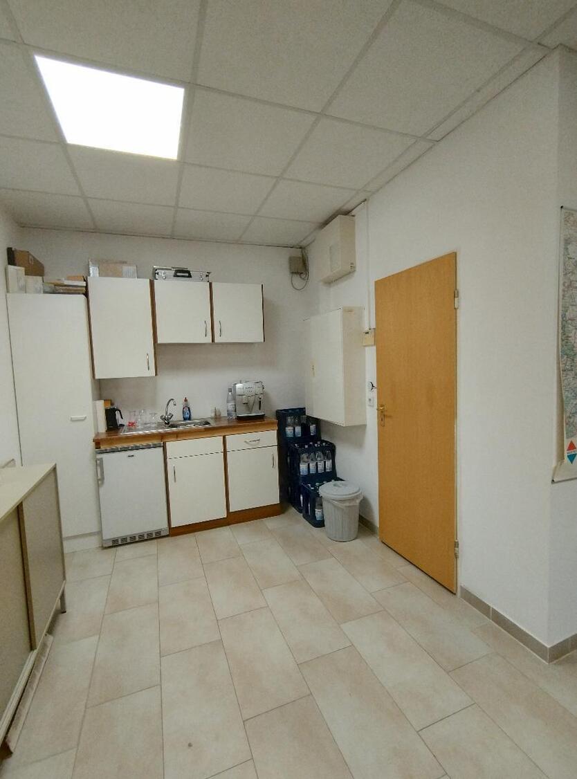 Ideal für Ihren Handwerksbetrieb Hallenfläche mit Büro und 3 Stellplätzen, verkehrsgünstige Lage zimmer