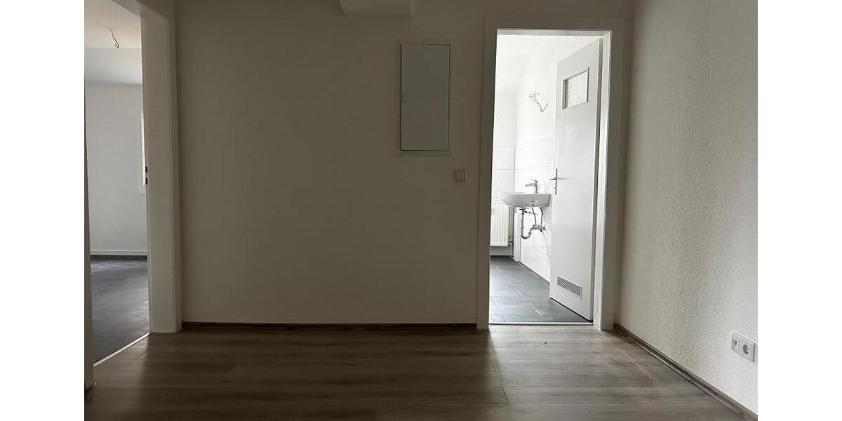 Sanierte Großzügige 2- Zimmer Wohnung ab sofort verfügbar zimmer