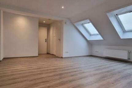 Modernes, helles sowie gemütliches Dachgeschoss mit 2 Zimmern, Küche, Diele, Bad mit Fenster