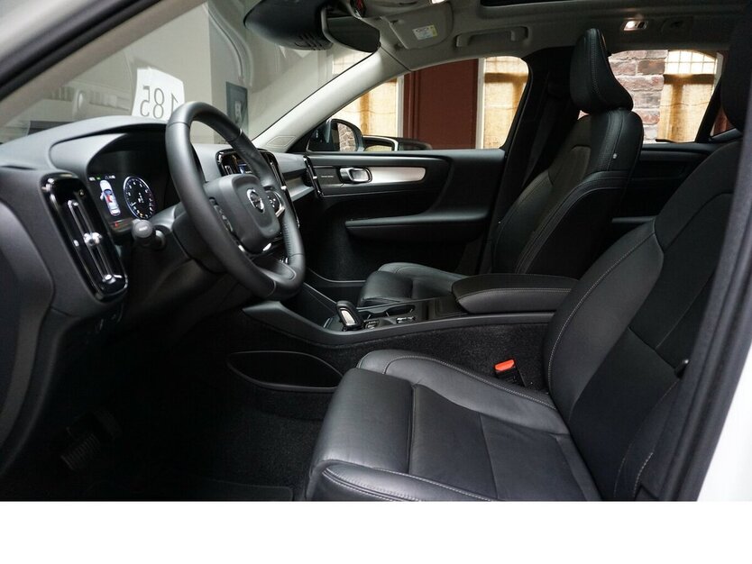 Volvo XC40 AWD Momentum Pano Leder 360° AHK H&K 83.559 km 26.900 € Wuppertal 42327