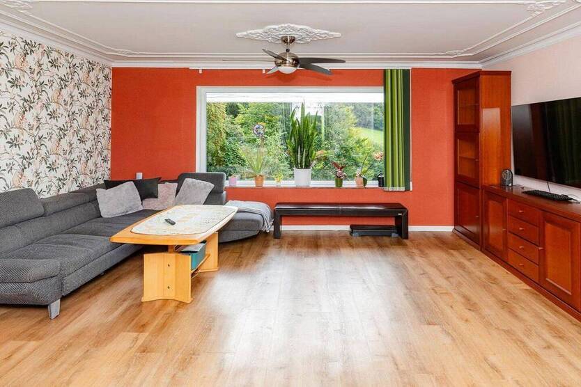 Stadtnah im Grünen - großes Haus mit Garten, Galerie und Doppelgarage