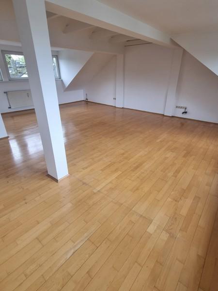Ratingen: Tolle Dachgeschosswohnung mit großem Wohnraum und Parkettboden zimmer