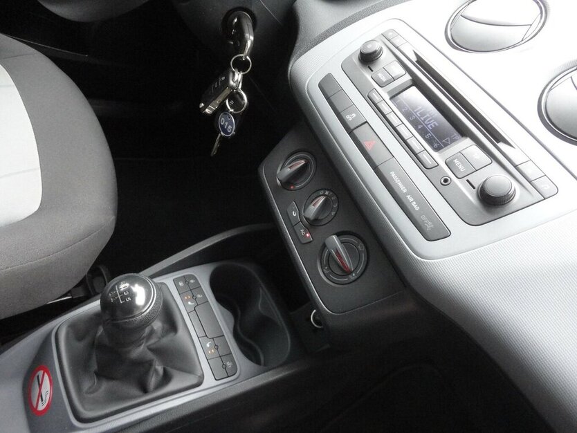 Seat Ibiza Reference Salsa 1,4 Klima SHZ Alu15.76 Tkm 76.000 km 7.990 € Neuss 41462