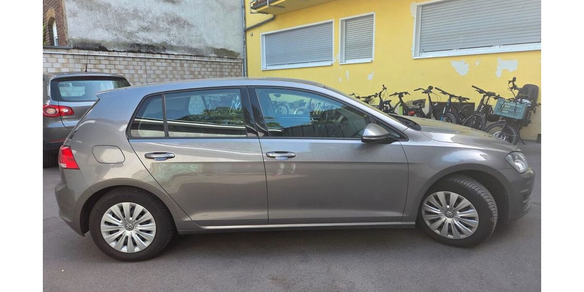 VW Golf 111.636 km 8.400 &euro; Solingen 42655