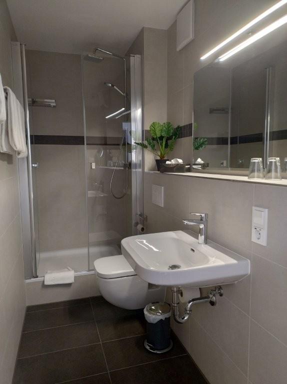 Verkauf eines kleinen Hotel garni in Köln voll genehmigter Beherbergungsbetrieb mit 8 Betten 4 Zimmern, studentisches Wohnen denkbar zimmer