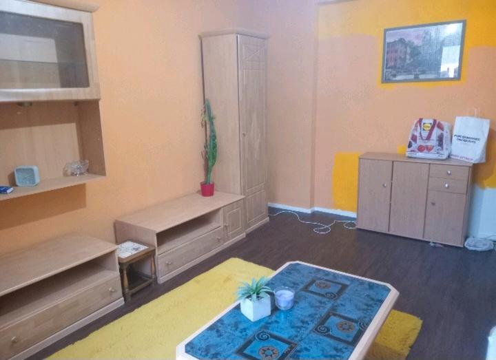 Etagenwohnung Neuss - 1 Zimmer, 25 m&sup2;, 200&euro; | Angebot:24532103