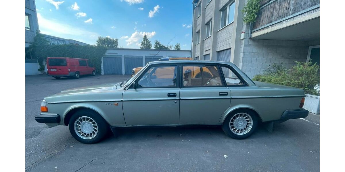 Volvo 240 199.098 km 6.400 &euro; Köln 50737