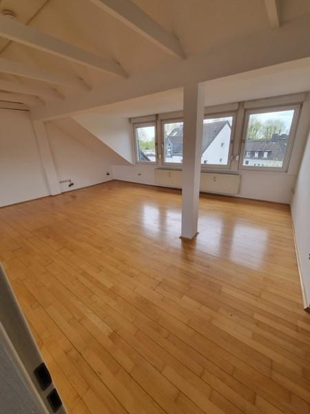 Ratingen: Tolle Dachgeschosswohnung mit großem Wohnraum und Parkettboden zimmer