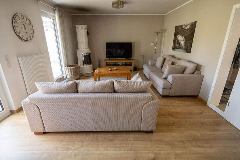 Neuwertiges, freistehendes Einfamilienhaus mit Pool und tollem Garten in zentraler Lage 4 zimmer