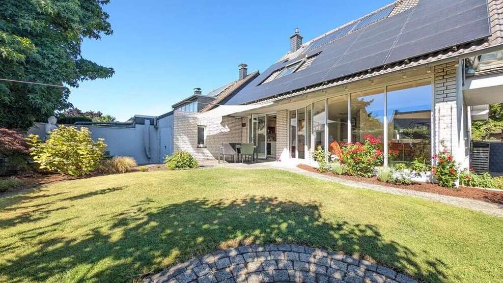 Haus zum Kaufen in Langenfeld 890.000 € 232 m²