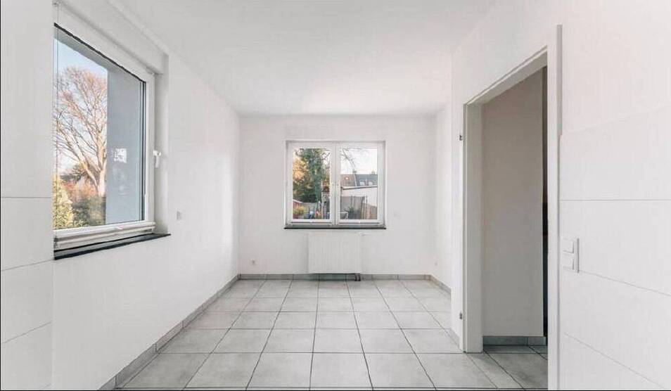 Geräumiges Zweifamilienhaus mit geh. Innenausstattung und schönem Garten in Bergisch Gladbach