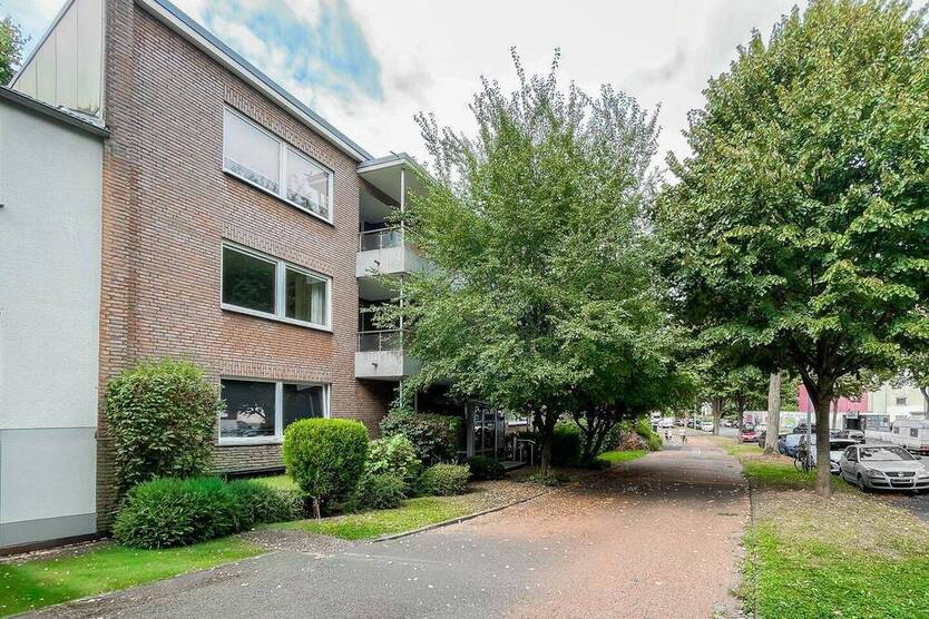 4,5 Zimmer - Balkon - Tiefgarage - freigezogen