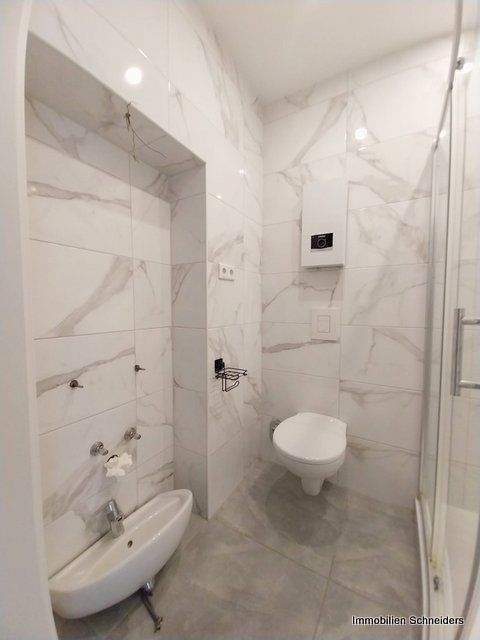 Düsseldorf-Flingern-Süd, Engelbertstraße - Komplett sanierte 2-Zimmer-Wohnung mit großer Sonnenterrasse zeitnah zu mieten !!