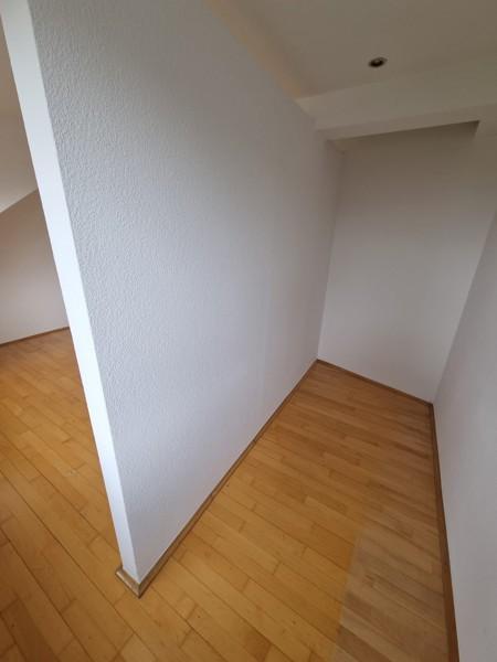 Ratingen: Tolle Dachgeschosswohnung mit großem Wohnraum und Parkettboden zimmer