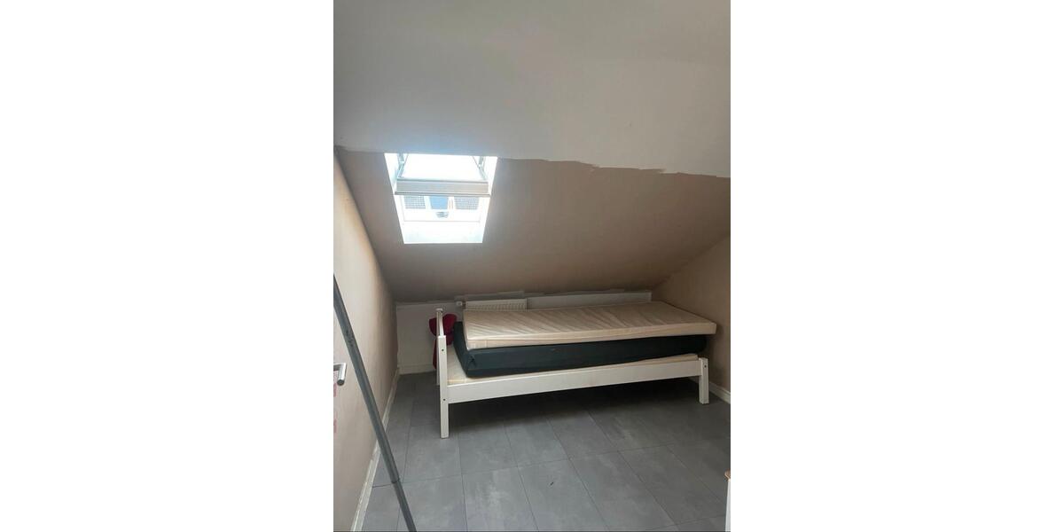 Dachgeschoßwohnung Neuss - 5 Zimmer, 110 m&sup2;, 1.650&euro; | Angebot:27594004