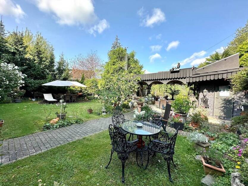 Großes Zweifamilienhaus mit schönem Garten in beliebter Wohnlage