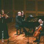 Der Vogel hat kein Recht, so zu singen, wie er singt.