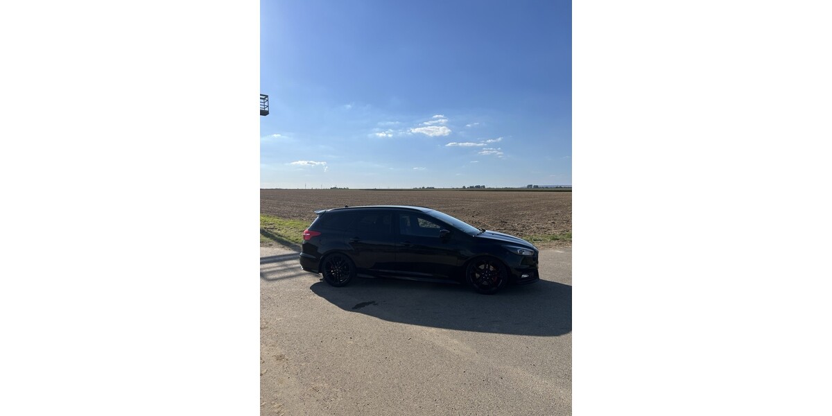 Ford Focus 79.900 km 17.800 € Köln 50667