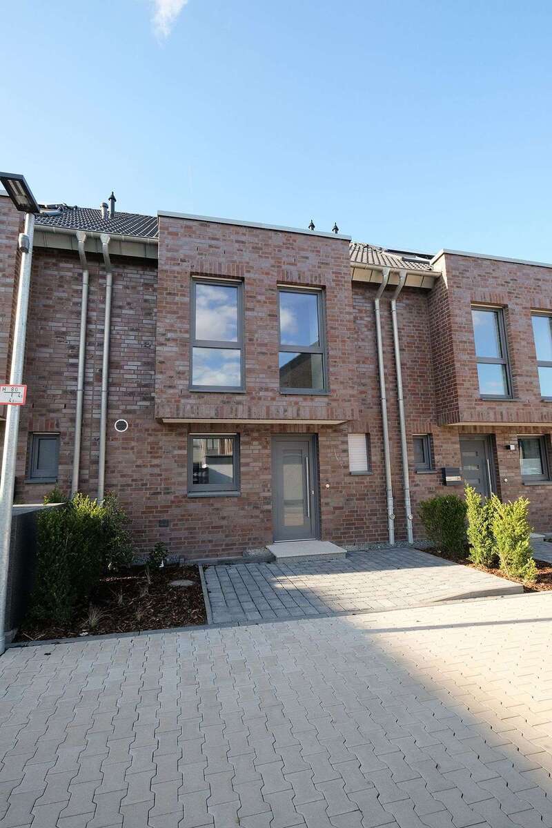 Haus zum Mieten in Langenfeld (Rheinland) 2.150 € 142 m² 5 zimmer