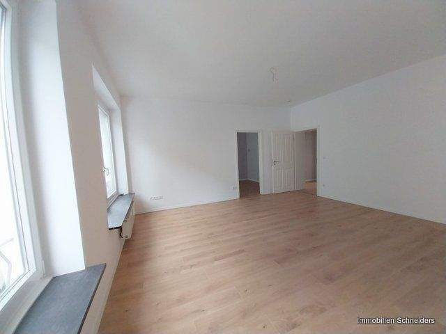 Düsseldorf-Flingern-Süd, Engelbertstraße - Komplett sanierte 2-Zimmer-Wohnung mit großer Sonnenterrasse zeitnah zu mieten !!