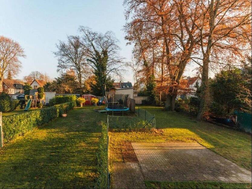 Geräumiges Zweifamilienhaus mit geh. Innenausstattung und schönem Garten in Bergisch Gladbach