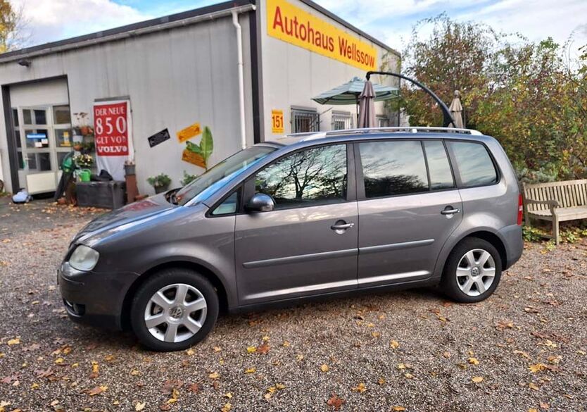 VW Touran 224.000 km 3.290 € Köln Porz 51147