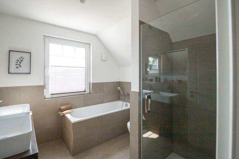 Neuwertiges, freistehendes Einfamilienhaus mit Pool und tollem Garten in zentraler Lage 4 zimmer