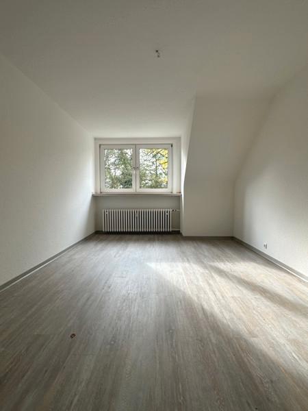 Frisch renovierte 4-Zi.-DG-Whg. mit Tageslichtbad zimmer