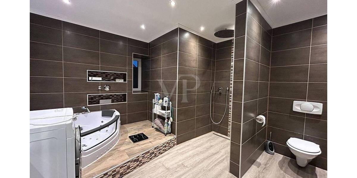 Etagenwohnung Velbert Mitte - 2 Zimmer, 92 m&sup2;, 185.000&euro; | Angebot:24033335