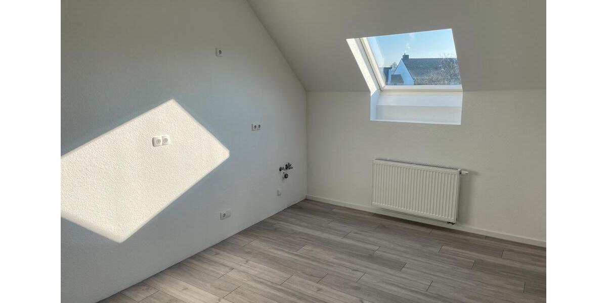 Dachgeschoßwohnung Solingen Aufderhöhe - 4 Zimmer, 80 m&sup2;, 950&euro; | Angebot:25755324