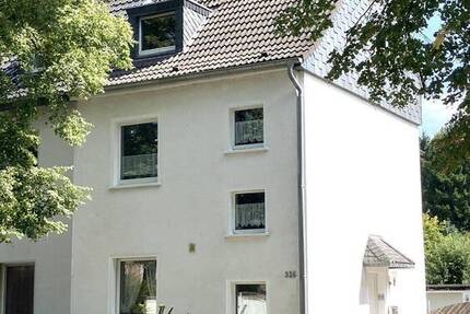 DHH mit großem Grundstück mit Wellnesseinrichtungen, 3 Garagen, 3 Stellplätzen