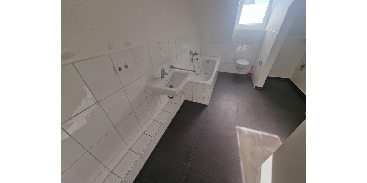 Dachgeschoßwohnung Düsseldorf Oberbilk - 4.5 Zimmer, 100 m&sup2;, 1.190&euro; | Angebot:25750079