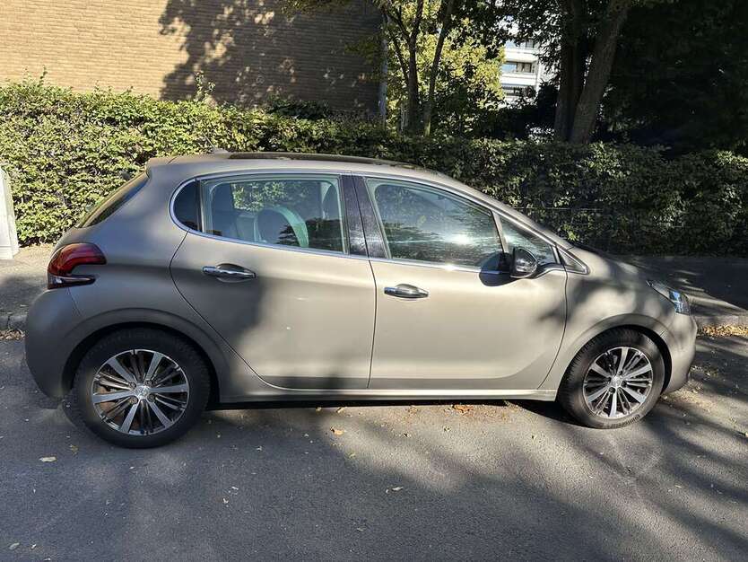 Peugeot 208 115.000 km 9.490 € Düsseldorf 40470