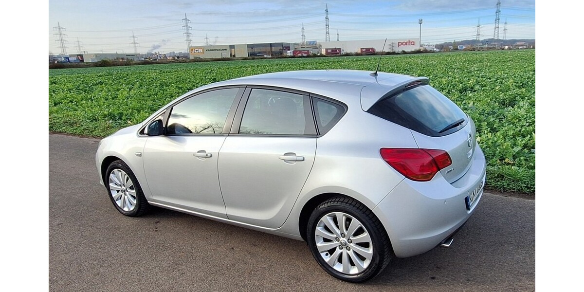 Opel Astra 95.000 km 5.900 € Köln 50667