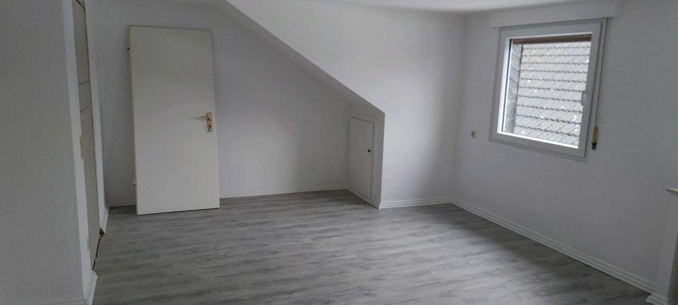 Dachgeschoßwohnung Leverkusen Opladen - 2.5 Zimmer, 75 m&sup2;, 1.075&euro; | Angebot:23841394