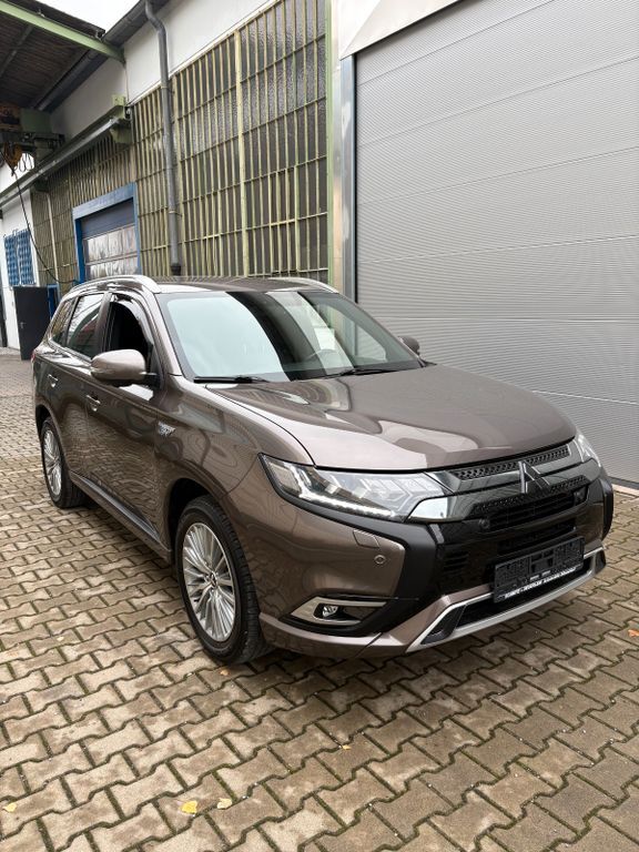 Mitsubishi Outlander 98.746 km 17.790 € Düsseldorf 40231